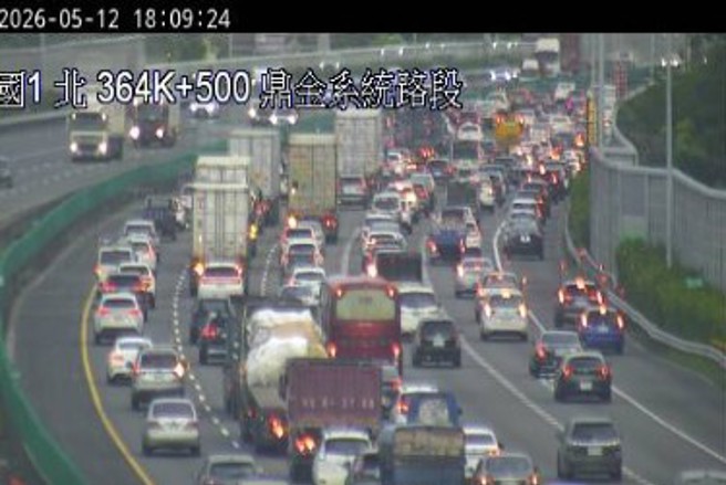 台灣新聞通訊社-快訊》國1鼎金系統追撞! 2車「路肩撞一團」車流塞爆