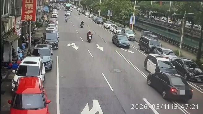 台灣新聞通訊社-超扯！基隆警車巡邏遭逆向猛撞 毒蟲竟主動交出煙彈