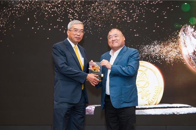 台灣新聞通訊社-世新大學傑出校友齊聚授章 謝金河剖析2026經濟變局
