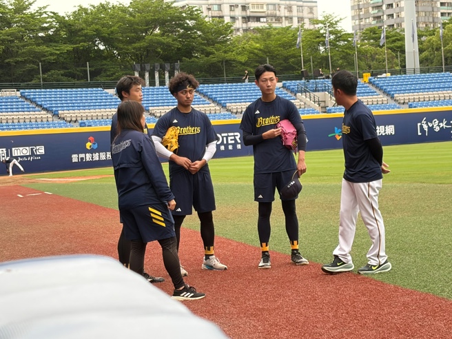 台灣新聞通訊社-中職》集合兄弟3投手談10分鐘 平野惠一：如何運用時間