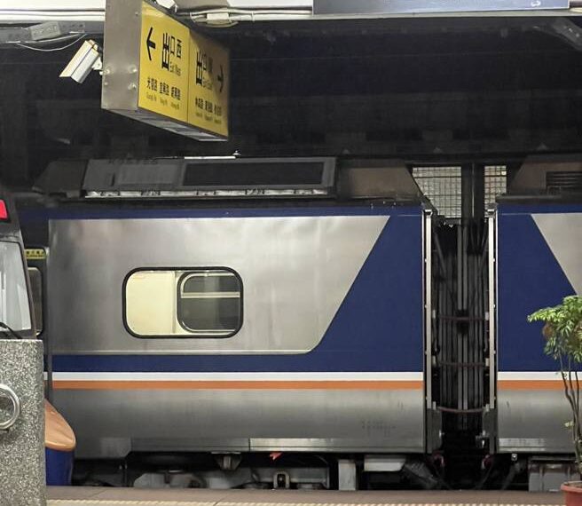 台灣新聞通訊社-快訊》台鐵4221次區間車驚傳起火！ 延誤40分鐘