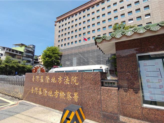 台灣新聞通訊社-瑞芳超商店員遭嗆聲抓狂掏刀子　遭判扣役35天