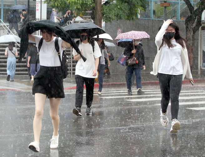 台灣新聞通訊社-天氣》大雨連轟三天「雨區由北往南移」!2地低溫下探20度