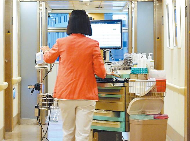 台灣新聞通訊社-三班護病比明年提前實施 民團質疑擔心丟選票才施恩