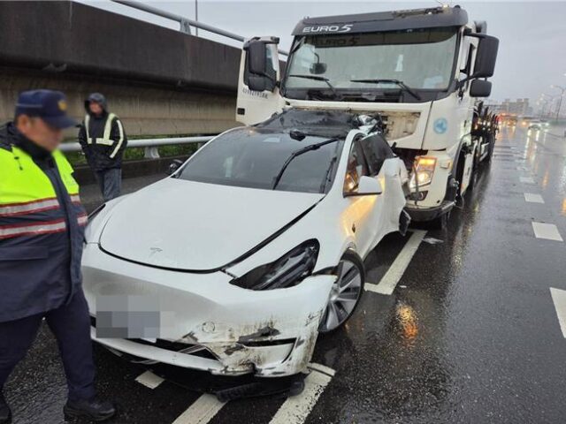 台灣新聞通訊社-國1五股段追撞事故！特斯拉自撞停車道釀二次撞擊1人受傷