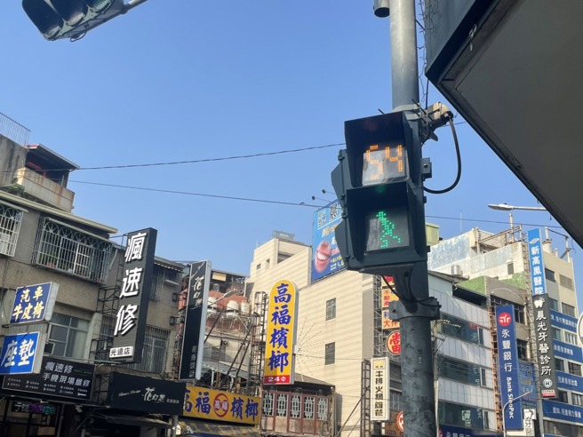 台灣新聞通訊社-阿嬤過馬路遭開單！小綠人閃燈能否通行 交通部給答案