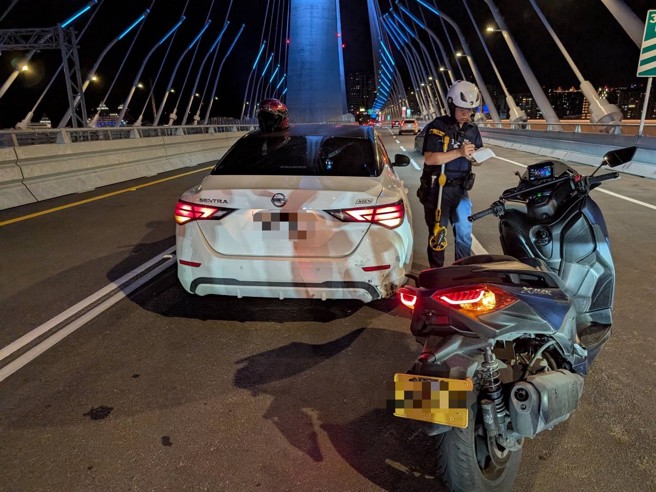 台灣新聞通訊社-淡江大橋第一撞！通車不到9小時　大重機追撞小客車