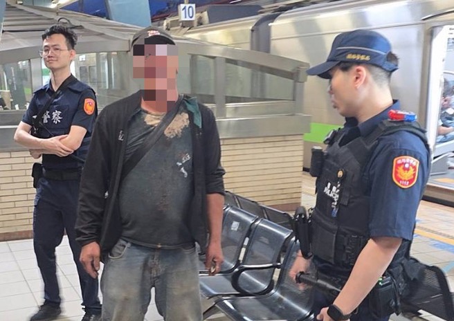 台灣新聞通訊社-醉男台鐵咆哮列車長「吵整車」！警霸氣管束 下場慘了