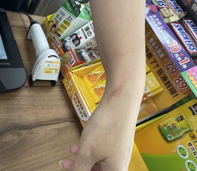 台灣新聞通訊社-超商驚魂!阿伯門口大號被拍 怒「掏糞攻擊」女店長下場曝