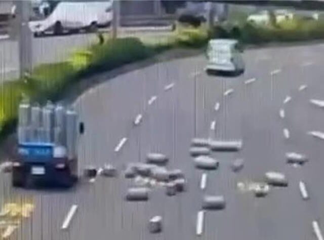 台灣新聞通訊社-竹北中華路貨車瓦斯桶散落車道 後方騎士驚險閃避