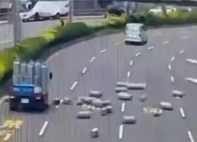 台灣新聞通訊社-竹北中華路貨車瓦斯桶散落車道 後方騎士驚險閃避