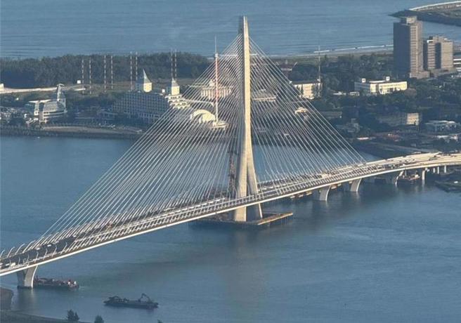 台灣新聞通訊社-淡江大橋風波公路局改口被罵翻 青鳥怒嗆：路權團體都是藍白草