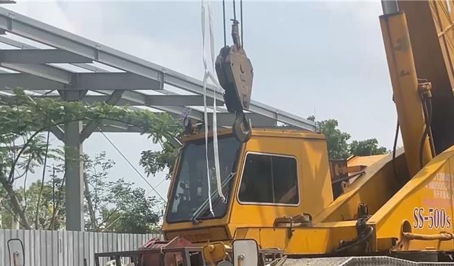 台灣新聞通訊社-嘉義蘭潭國中風雨球場工安意外！屋頂烤漆板砸死工人 相驗出爐