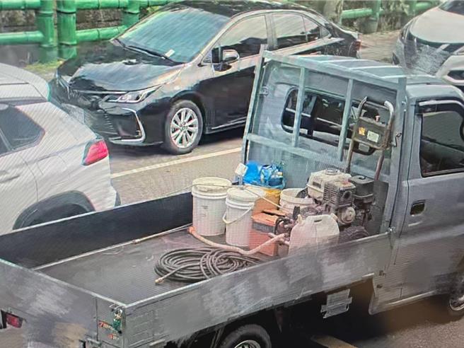 台灣新聞通訊社-矽利康掉路面害4機車騎士慘摔 警連夜揪出肇事者開罰
