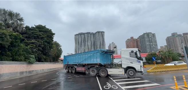 台灣新聞通訊社-淡江大橋假日12-21時禁行大貨車 改道動線一次看