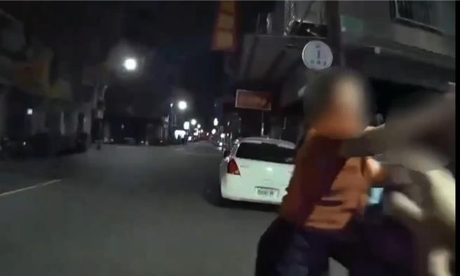 台灣新聞通訊社-新莊喝醉悍女狂譙猛打男友頭 失控欲踹警遭送辦