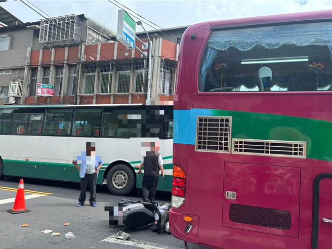 台灣新聞通訊社-泰山女騎士路口停等左轉 2公車行經碰撞險遭夾擊