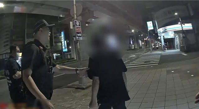 台灣新聞通訊社-走路頻回頭猛盯警引注意   板橋通緝犯自行乖乖上警車