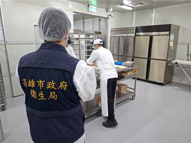 台灣新聞通訊社-可麗露有毛！炎亞綸品牌爆食安疏失 高市衛生局揪多項缺失