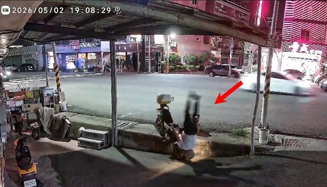 台灣新聞通訊社-阿伯初四了！ 未注意路面「高低差」慘摔畫面曝光