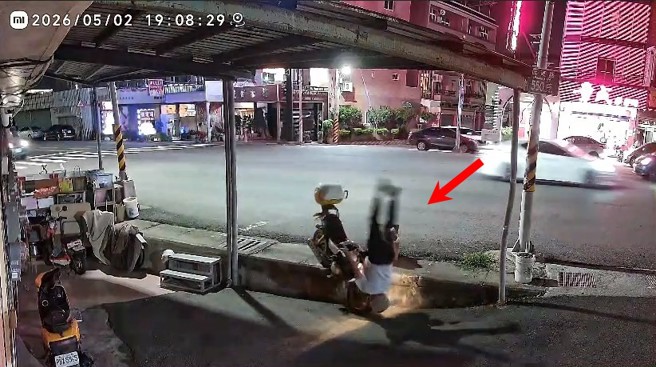 台灣新聞通訊社-阿伯初四了！ 未注意路面「高低差」慘摔畫面曝光