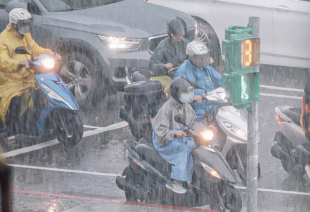 台灣新聞通訊社-滯留鋒來了！今起雷雨開轟 連3天下最猛