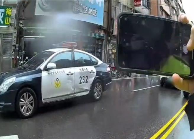 台灣新聞通訊社-桃園警車遭逆向撞擊！肇事男「狂抖」露餡毒駕遭送辦
