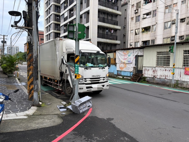 台灣新聞通訊社-汐止貨車清晨自撞！ 駕駛恍神撞飛號誌箱