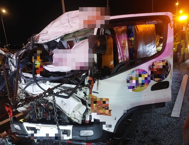 台灣新聞通訊社-國道死亡連環撞！小貨車駕駛追撞聯結車 當場喪命