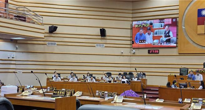 台灣新聞通訊社-文化路夜市自治會陳抗!議員控遭「架」走 嘉市警局回應了