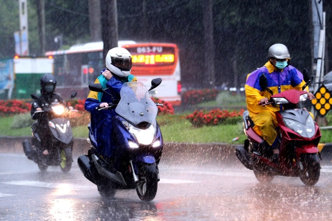 台灣新聞通訊社-下班注意！10縣市豪大雨特報 一路持續到晚上