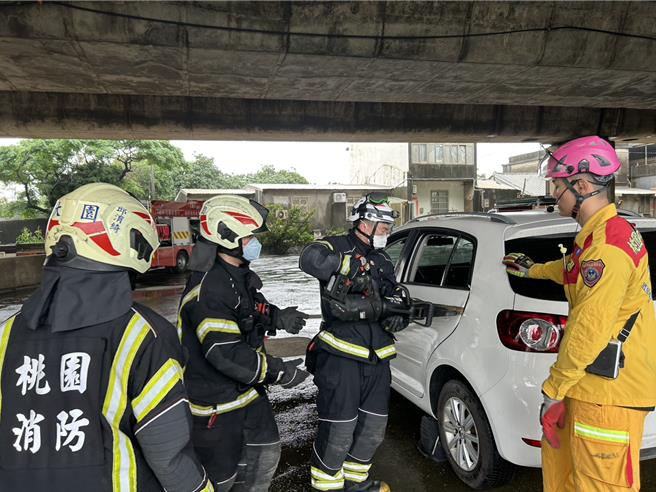 台灣新聞通訊社-強化高速道路重車事故應變能力！大園消防運用報廢車輛進行實兵演練