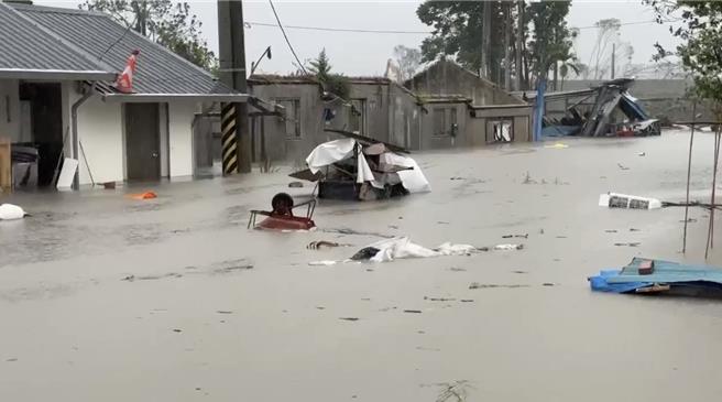 台灣新聞通訊社-暴雨猛灌花蓮溪排不出？佛祖街、阿陶莫部落水淹及膝