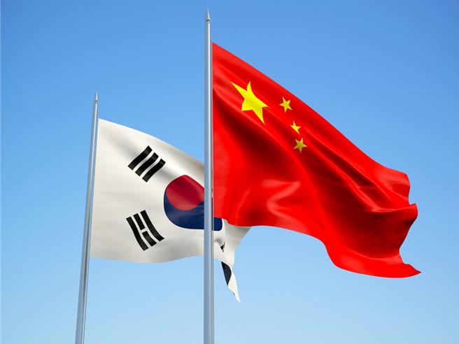 台灣新聞通訊社-百艘大陸漁船聚集韓國東部海域 韓海警派艦艇監視