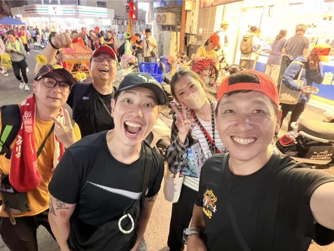台灣新聞通訊社-中天主播賴正鎧連6年直播媽祖遶境　女兒1舉動融化他