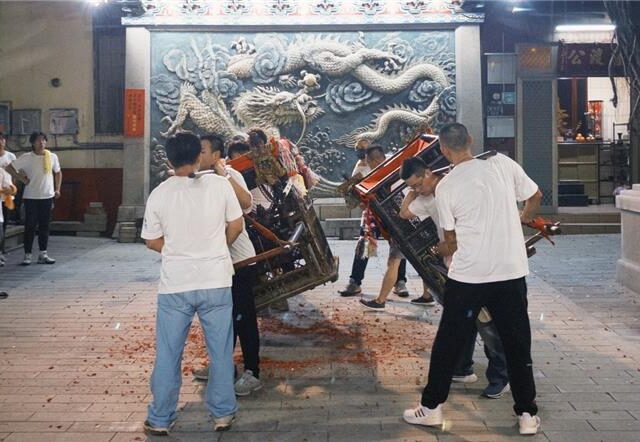 台灣新聞通訊社-世紀破冰！普濟殿、西羅殿大駕深夜會駕 信徒驚呼大場面