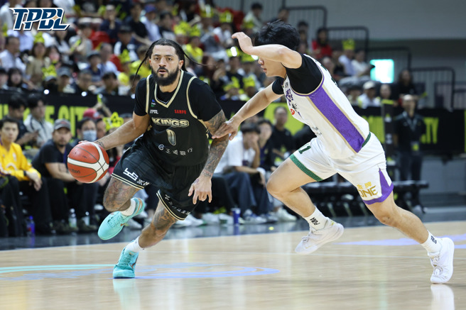 台灣新聞通訊社-TPBL》克羅馬致命失誤 國王主場險勝雲豹搶下第2勝聽牌