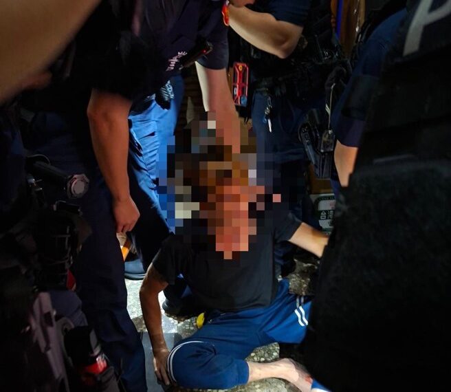 台灣新聞通訊社-新莊男疑幻聽「遭恐嚇」 竟持長刀巷弄揮舞！警消破門逮人