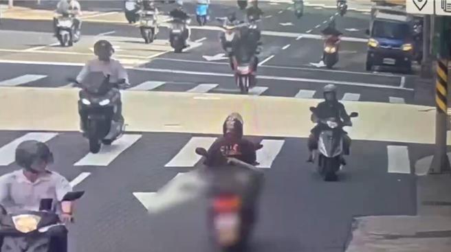 台灣新聞通訊社-北市街頭逆向又沿路蛇行 中正一警連續2天內逮2毒駕