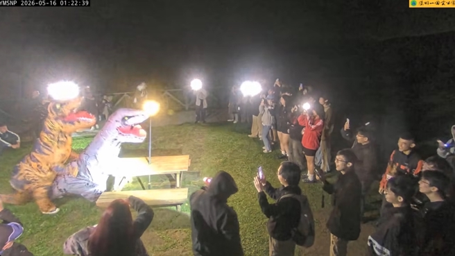 台灣新聞通訊社-擎天崗爆紅！百人夜衝上山觀賞「恐龍交配」 5千人看呆：國旅有救了
