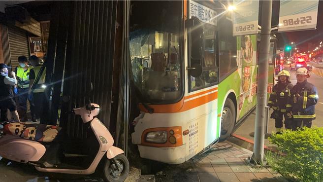 台灣新聞通訊社-疑疲勞駕駛惹禍 台北客運公車深夜撞進飲料店