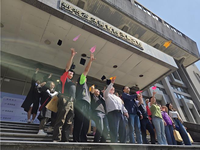 台灣新聞通訊社-新北市圖三重分館52年功成身退 逾千人辦「畢業趴」迎新總館