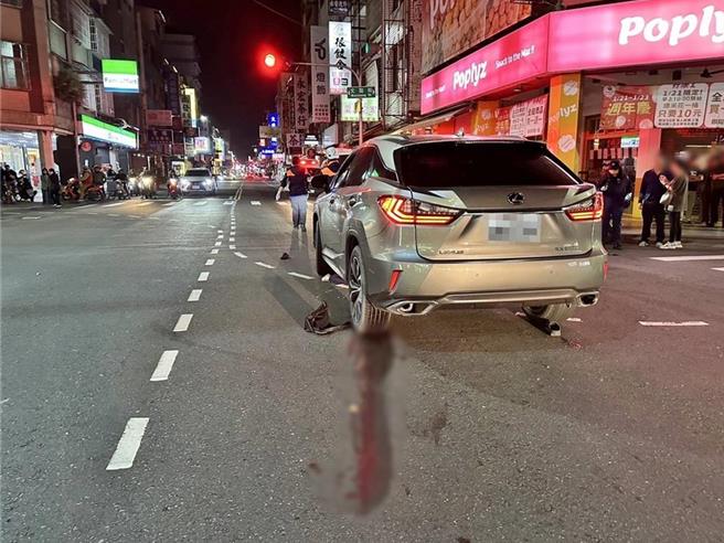 台灣新聞通訊社-高雄婦過馬路闖紅燈遭撞倒 再遭汽車輾喪命 2駕駛遭判刑