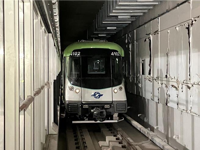 台灣新聞通訊社-捷運萬大線通車再近一步 電聯車駛上主線軌道動態測試