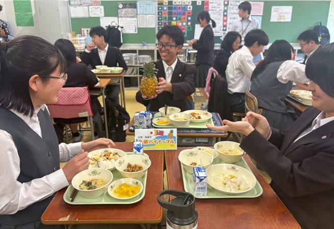 台灣新聞通訊社-高雄鳳梨飄香日本校園 東京八王子1.5萬師生大喊「歐依系」