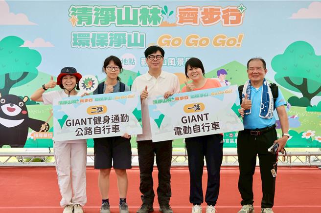 台灣新聞通訊社-陳其邁號召淨山護環境 觀音山健行推廣無痕山林