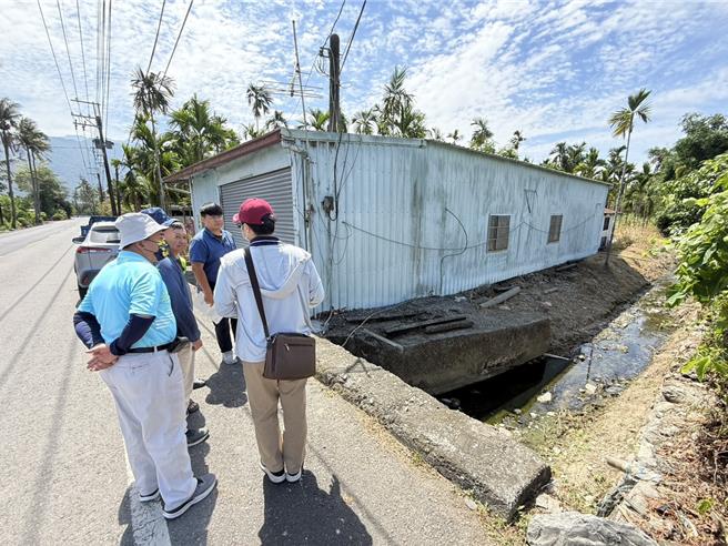 台灣新聞通訊社-屏東萬巒五溝村護岸不足 居民住家、農田地基被掏空