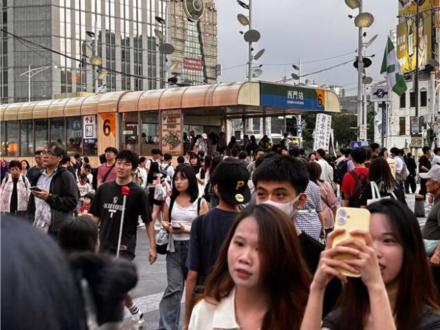 台灣新聞通訊社-西門町驚傳「落石」 捷運西門站6號出口旁傳石塊高空墜地