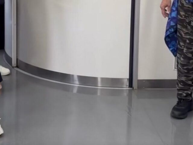 台灣新聞通訊社-台鐵車廂廁所洗澡男抓到了！辯肚痛沾排泄物：順便洗全身