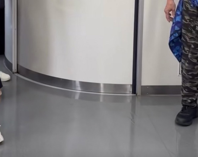 台灣新聞通訊社-台鐵車廂廁所洗澡男抓到了！辯肚痛沾排泄物：順便洗全身